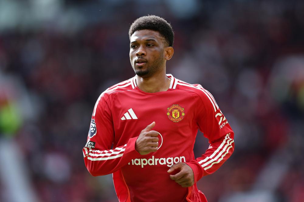 老队友见面，埃泽和奥利塞赛后交换了球衣